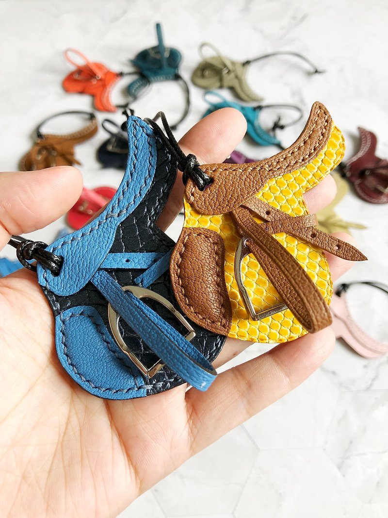 Original handmade leather saddle pendant | key ring can print a single letter - พวงกุญแจ - หนังแท้ 