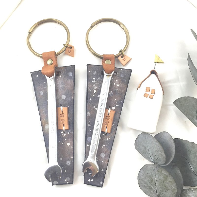 A pair of wrench | leather keychains - Steadfast - Cement grey color - ที่ห้อยกุญแจ - หนังแท้ สีเทา