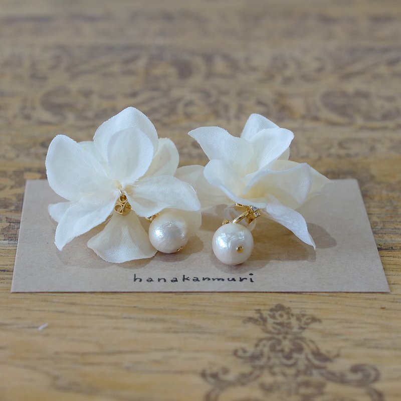 Gentle white flowers and swaying cotton pearl Clip-On / gentle white / Metal allergies are also supported - Earrings & Clip-ons - Plants & Flowers White