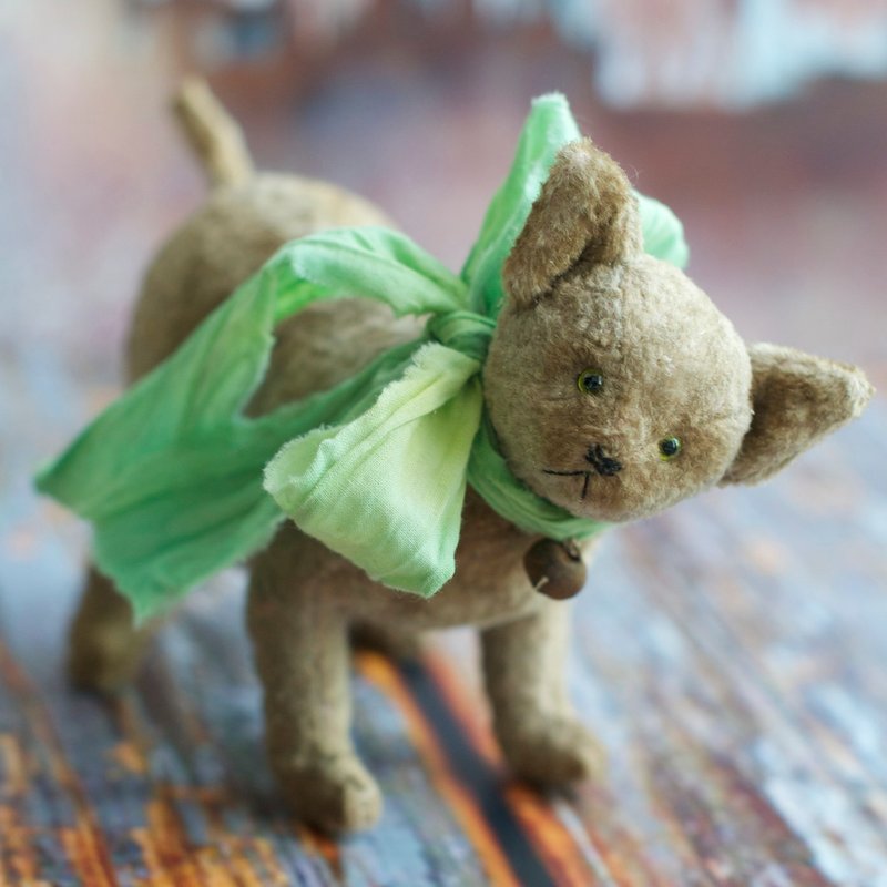 Little beige Kitten created with vintage plush - 公仔/玩偶 - 其他材質 咖啡色