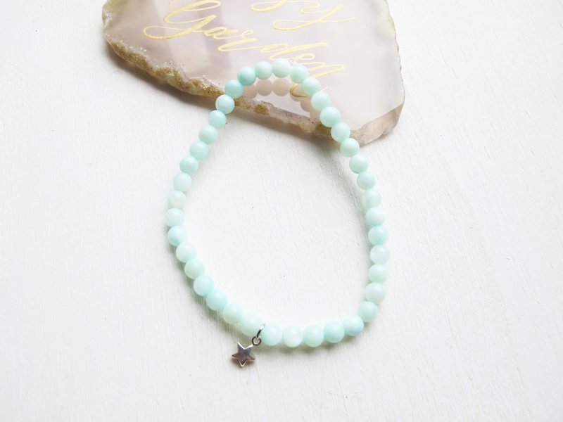 Rosy Garden lake green shell beads bracelet - สร้อยข้อมือ - วัสดุอื่นๆ สีเขียว