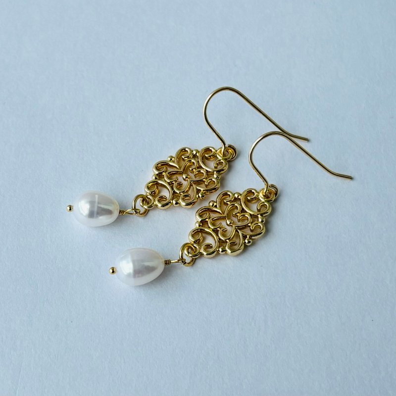 復古雕花  日本天然珍珠 法式優雅搖曳14KGF 耳環 - 耳環/耳夾/耳骨夾 - 珍珠 金色