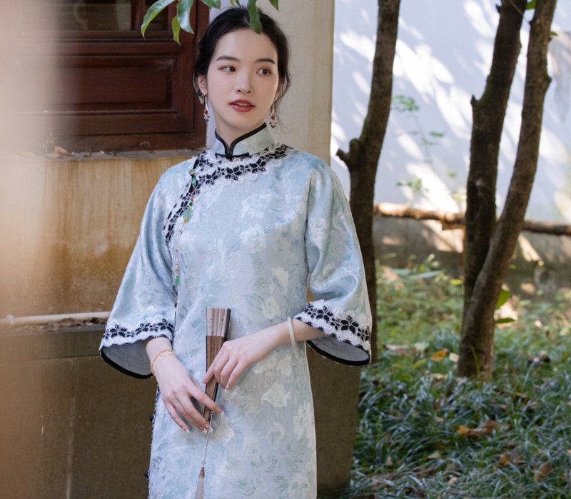 Listen to the snow new Chinese retro Republic of China style inverted large sleeves noble heavy workmanship ancient cheongsam - Qipao - Polyester Silver