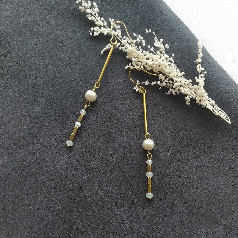 Swaying 3-brass pearl clip-on earrings - ต่างหู - โลหะ ขาว