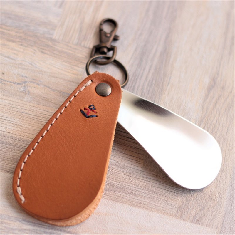 Shoehorn keychain with cover / Great for commuting / Japanese leather product / ac-48 / [Customizable gift] - ที่ห้อยกุญแจ - หนังแท้ สีส้ม