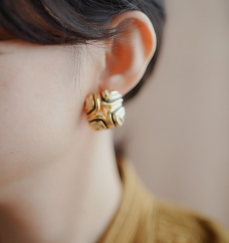 Three-dimensional black and white gold three-color retro antique jewelry Clip-On earrings vintage Mother's Day - Earrings & Clip-ons - Other Metals Gold