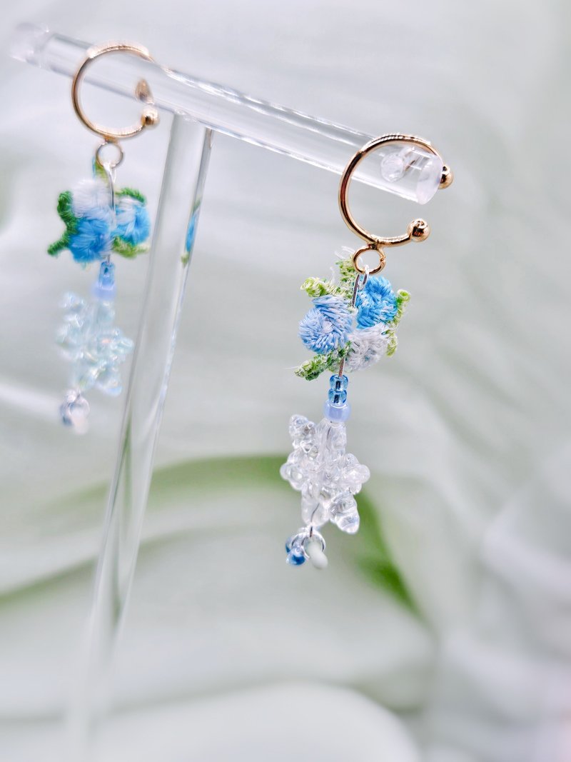 擁雪 手作刺繡花耳骨夾 印象飾品 | 植椛。飾 小眾品牌 - 耳環/耳夾/耳骨夾 - 玻璃 藍色