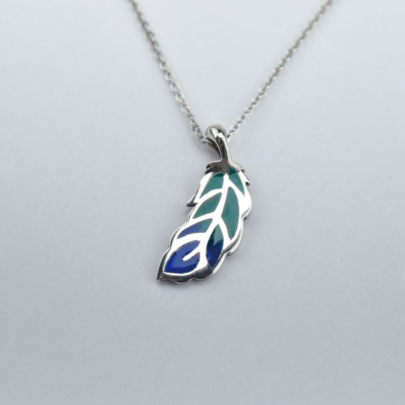 エナメル彩羽根ネックレス - ネックレス - シルバー 