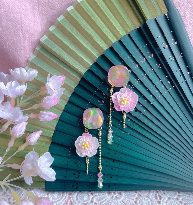 2025櫻系列 手繪寶石風八重櫻耳環 細工布花 - 耳環/耳夾/耳骨夾 - 其他人造纖維 粉紅色