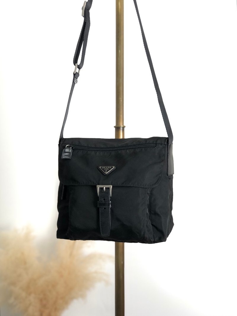 【 日本直送　名牌中古包 】PRADA プラダ ショルダーバッグ ブラック トライアングルロゴ ナイロン フロントバックル vintage uiz535 - 側背包/斜背包 - 尼龍 黑色
