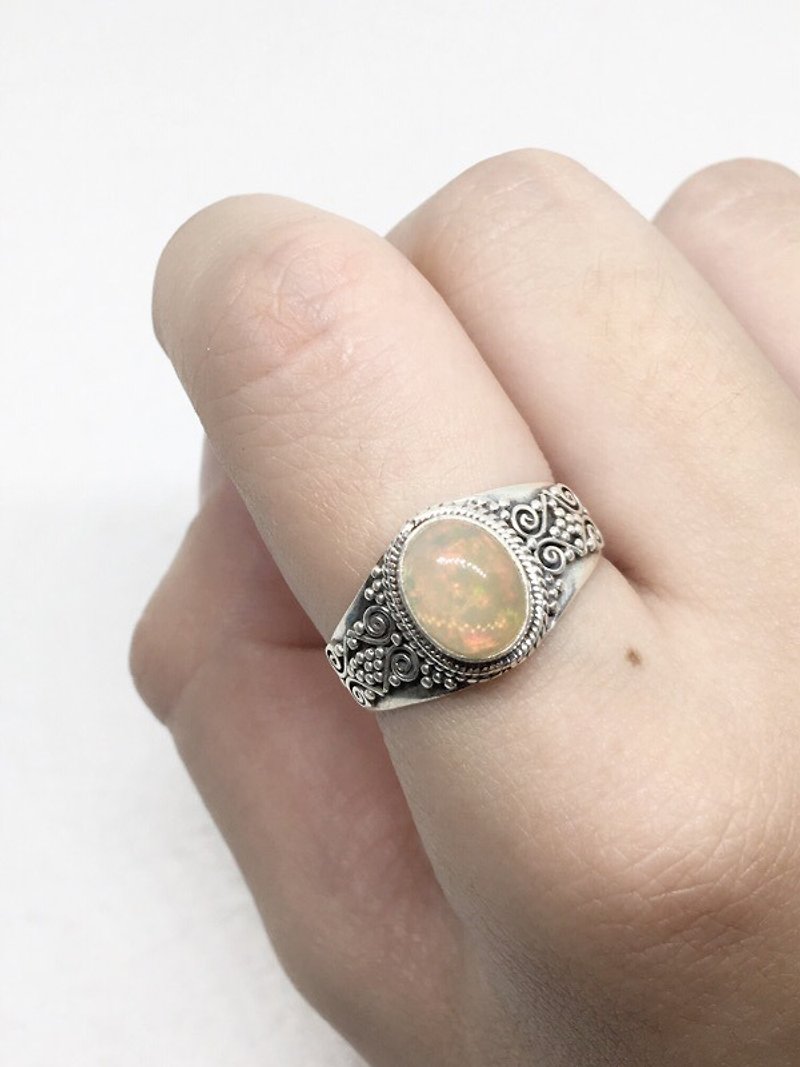 蛋白石925純銀重工典雅風格戒指 尼泊爾手工鑲嵌製作(款式2) - 戒指 - 寶石 多色