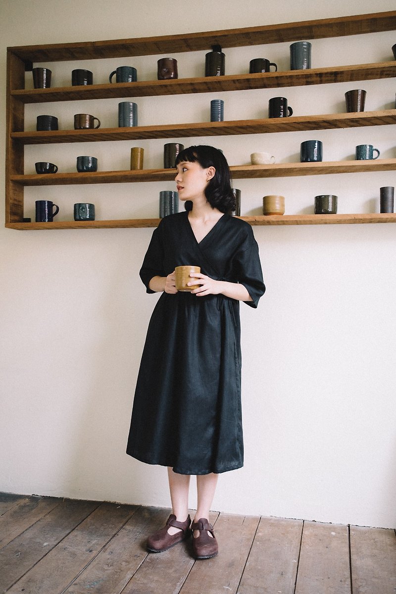 Linen wrap dress with double bow tie in Black - 洋裝/連身裙 - 棉．麻 黑色