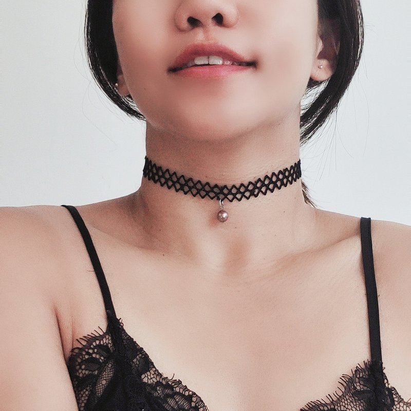 黑珍珠與菱形窗花蕾絲choker - 頸鏈 - 棉．麻 黑色