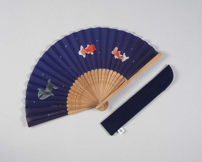 KASHIKO金澤九谷燒日本扇 – 金魚 / 柴田有希佳繪 附扇盒+外出袋 - 扇子 - 棉．麻 藍色
