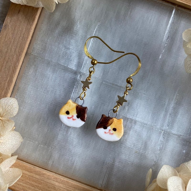 [Birthday Gift] Hand-made calico cat earrings with ceramic patterns can be customized as birthday gifts - Earrings & Clip-ons - Porcelain Orange