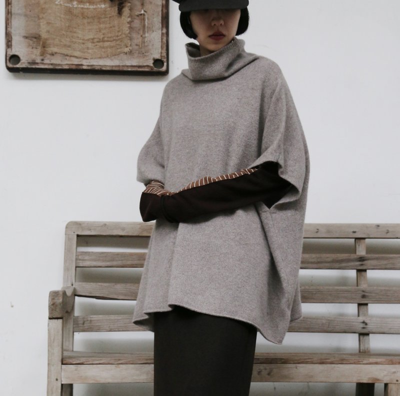 เสื้อไหมพรมวูลผสมแคชเมียร์ ทรงเคป คอปีนแบบนุ่มพิเศษ 251125 - สเวตเตอร์ผู้หญิง - ขนแกะ สีเทา