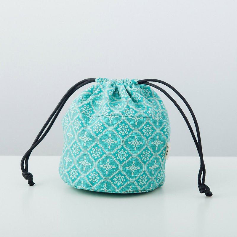 Ball-Shaped Hand Bag / Begonia Glass Patterns / Crystal Green - Toiletry Bags & Pouches - Cotton & Hemp Blue