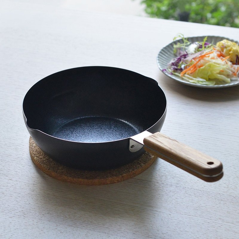 Japanese FORMLADY Koizumi Makai Japanese-made deep iron wok with wooden handle-20cm - Pots & Pans - Other Metals Multicolor