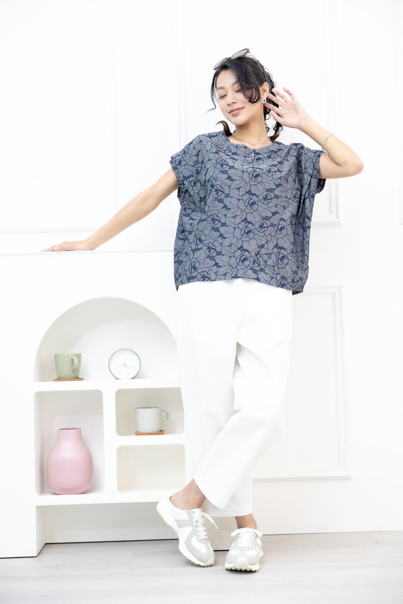 Blue embroidered short-sleeved top with gray bottom - เสื้อยืดผู้หญิง - วัสดุอื่นๆ สีเทา