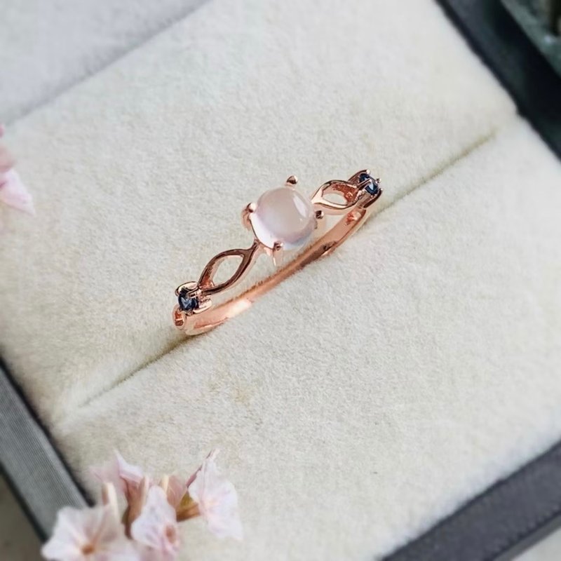 月光石戒指 (貓眼月光石), 圓形, 5毫米, 飾以舊燒藍寶石。 - 戒指 - 半寶石 透明