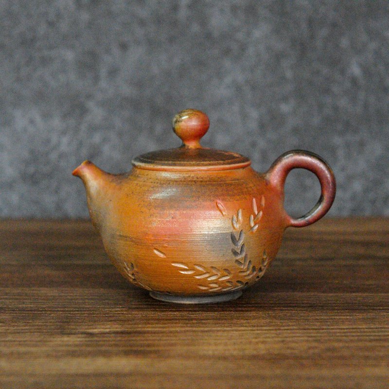 Wood fired pottery. Small teapot with small leaves - ถ้วย - ดินเผา สีนำ้ตาล