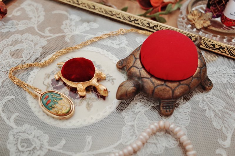 Old Western Red velvet gilt Little Turtle / Italian silk red Bronze made large turtle (pin plug) - Items for Display - Other Metals 