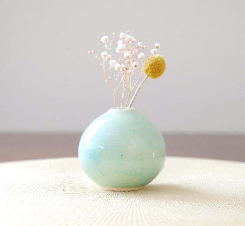 ぽってりと丸い 淡い水色の一輪挿し - 花瓶・植木鉢 - 陶器 ブルー