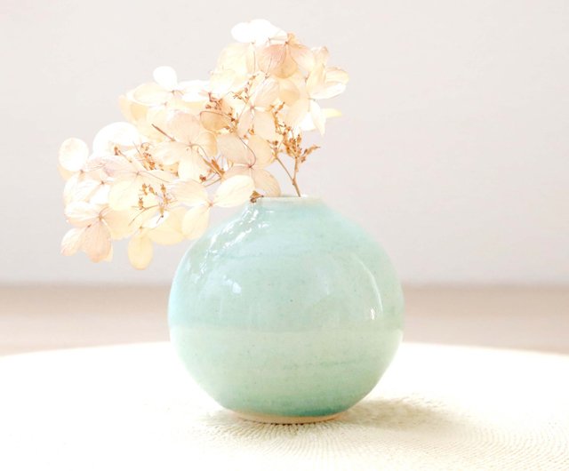 青い花瓶 美しい丸い曲線形状が特徴 涼しい見た目のガラス雑貨