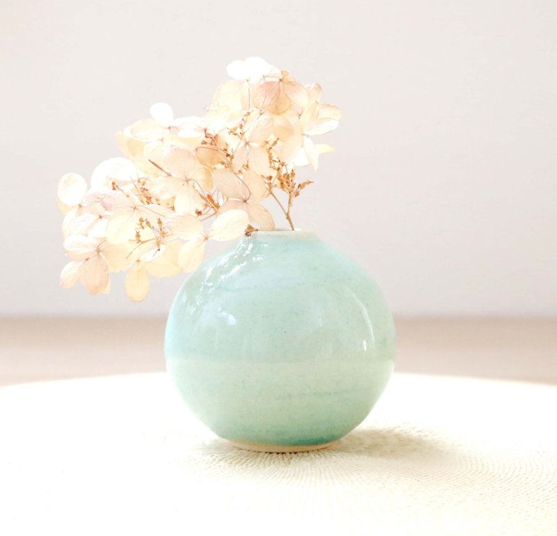ふっくらと丸い 淡い水色の一輪挿し - 花瓶/花器 - 陶 藍色