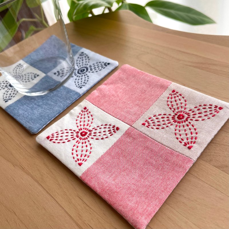 Set of 2 Sashiko Coasters Flower Lover Navy Cafe Goods Gifts Fabric Coasters Christmas Birthday Kitchen Goods Cute Check Reversible - ที่รองแก้ว - ผ้าฝ้าย/ผ้าลินิน สีแดง