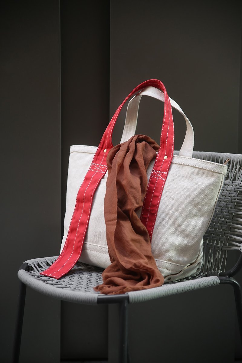 Red bib design element holiday gift large capacity tote bag/mother bag canvas tote bag - กระเป๋าถือ - ผ้าฝ้าย/ผ้าลินิน ขาว