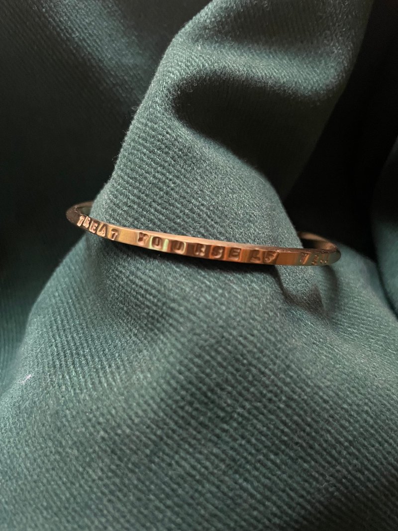 Treat yourself with the Bronze Typing Bracelet - สร้อยข้อมือ - ทองแดงทองเหลือง สีทอง