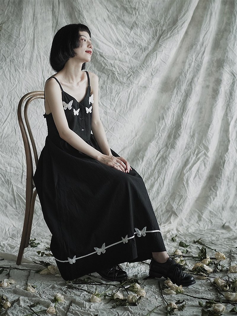 Black Japanese spaghetti straps, dark black inner dress, lolita dress, loli dress, butterfly decoration - ชุดเดรส - ผ้าฝ้าย/ผ้าลินิน สีดำ
