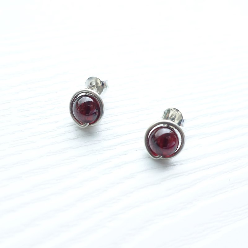 GENIES -Garnet Silver Earrings Clip on Earrings Piercing Earrings Ear Cuffs - ต่างหู - วัสดุอื่นๆ สีแดง