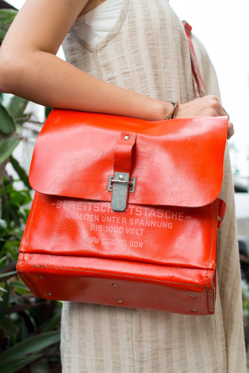 EARTH.er :: Vintage Series :: │ East German workers made retro leather shoulder bag ● East Germany made Vintage Workers Leather Shoulder Bag │ - Messenger Bags & Sling Bags - Genuine Leather Red