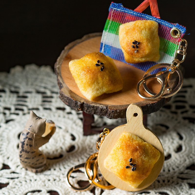 Realistic wool felt mini puff pastry bread (magnet/pin/key ring/eggplant bag) - Keychains - Wool Orange