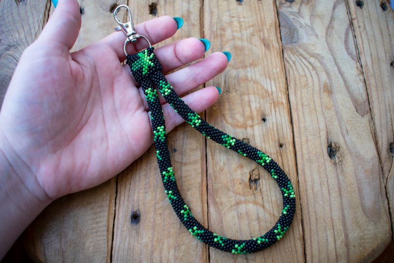 Plant beaded keychain. Black wrist lanyard. Holder for keys. - 鑰匙圈/鑰匙包 - 其他材質 黑色