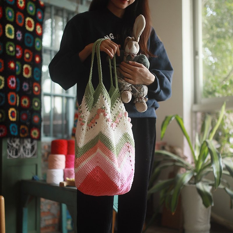 Liangben hand-made vegetable basket shoulder bag wool hand-made bag hit color literary bag - กระเป๋าถือ - ผ้าฝ้าย/ผ้าลินิน 