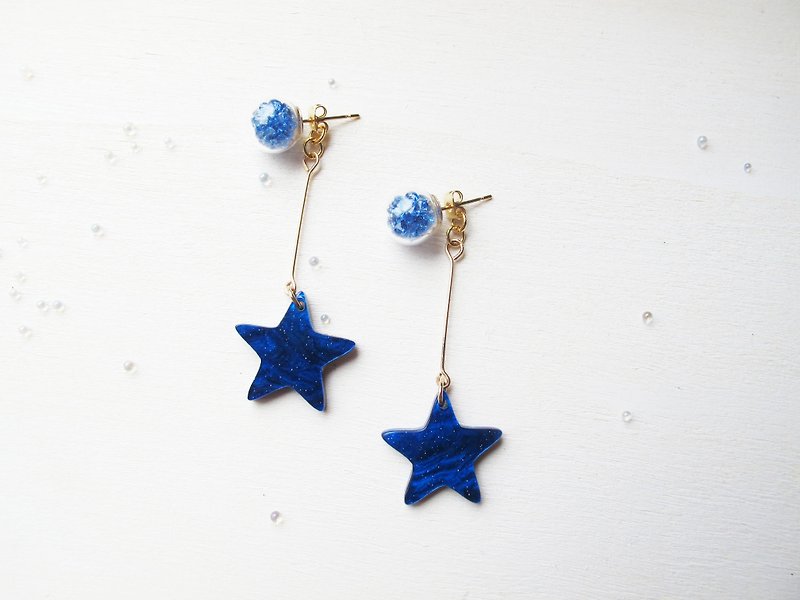 Rosy Garden 寶藍色星星樹脂片深藍色水晶玻璃球耳環 可換耳夾式 - 耳環/耳夾 - 其他材質 藍色