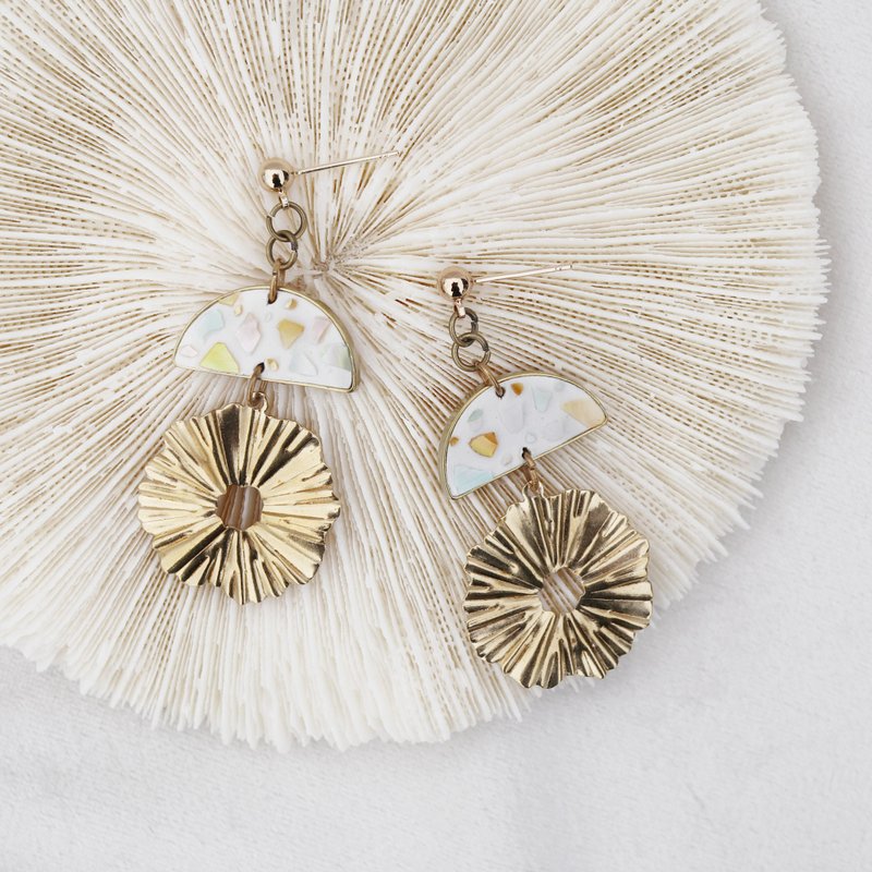 4:35 AM accompany you on the rocks / accompany you to live in the sea - Shell / leather earrings / Bronze earrings - Earrings & Clip-ons - Copper & Brass White