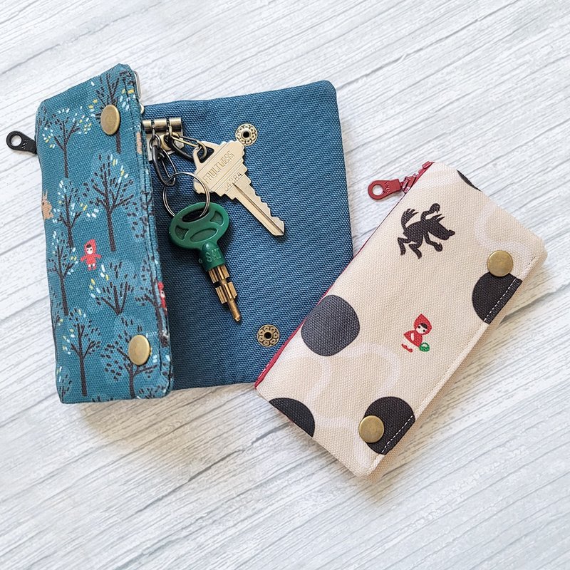 2-color water-repellent key bag zipper bag coin purse card bag - Pearl Milk Tea/Teal Blue - Keychains - Cotton & Hemp Multicolor