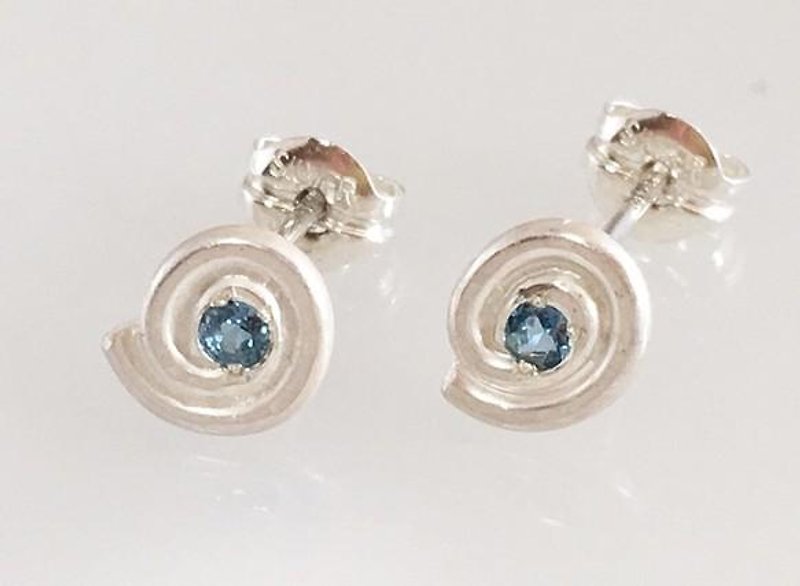 Powdered snow / swirl ◇ Aquamarine Silver stud earrings - Earrings & Clip-ons - Gemstone 