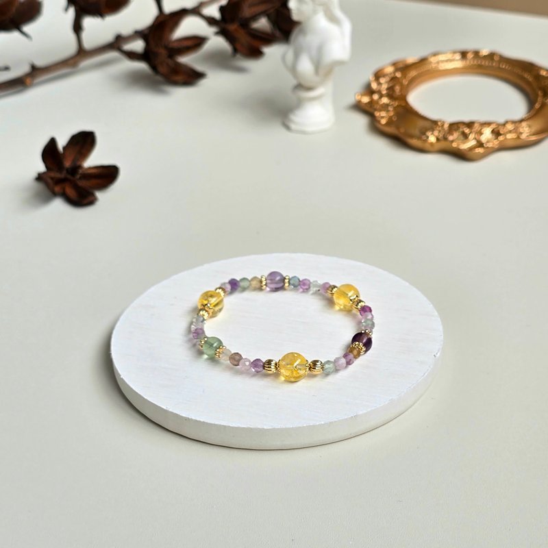 Flowers blooming in the water on hand // T-240307 Citrine colored Stone crystal bracelet - สร้อยข้อมือ - เครื่องเพชรพลอย สีเหลือง