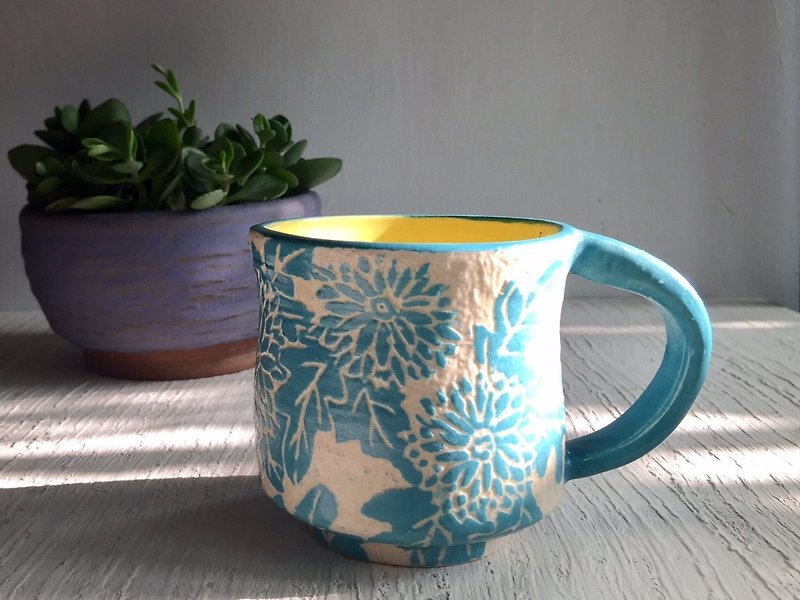陶器の杯を刻んだ菊_陶器のマグ - マグカップ - 陶器 ブルー