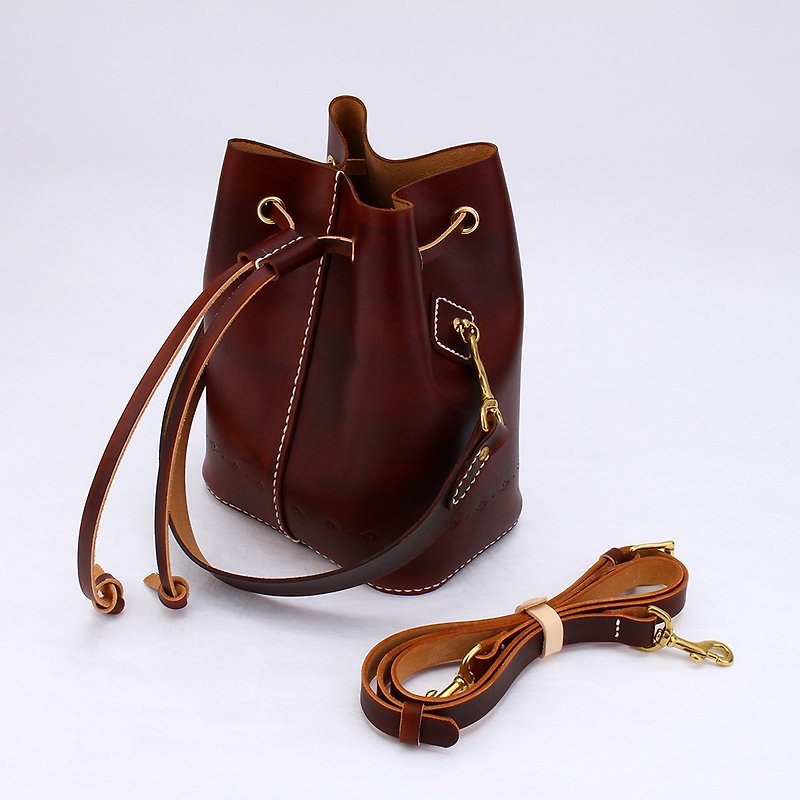 [Cutting line] Bucket bag hand-stitched vegetable tanned leather ladies shoulder bag square bottom hand-dyed chocolate - Messenger Bags & Sling Bags - Genuine Leather Brown