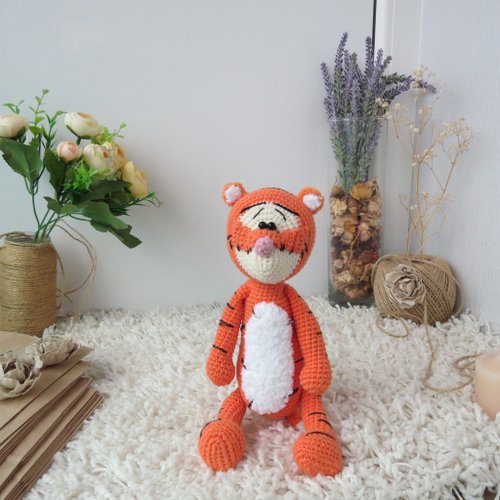 ソフトオレンジタイガーカブディズニー漫画のキャラクター