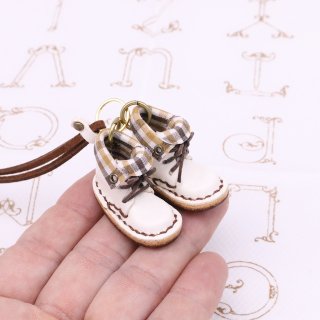 Small leather boots necklace | Snow white lined