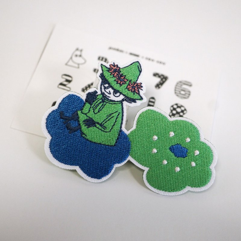 【Pinkoi x Moomin x SOU・SOU】刺繡扣針 - Snufkin (A) - 胸針 - 繡線 
