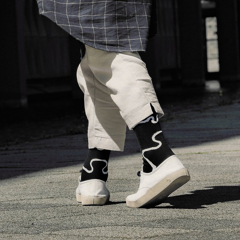 英倫風設計襪∣黑白流線風格 - Polygiene抑菌除臭∣台灣製∣襪子 - 襪子 - 棉．麻 黑色