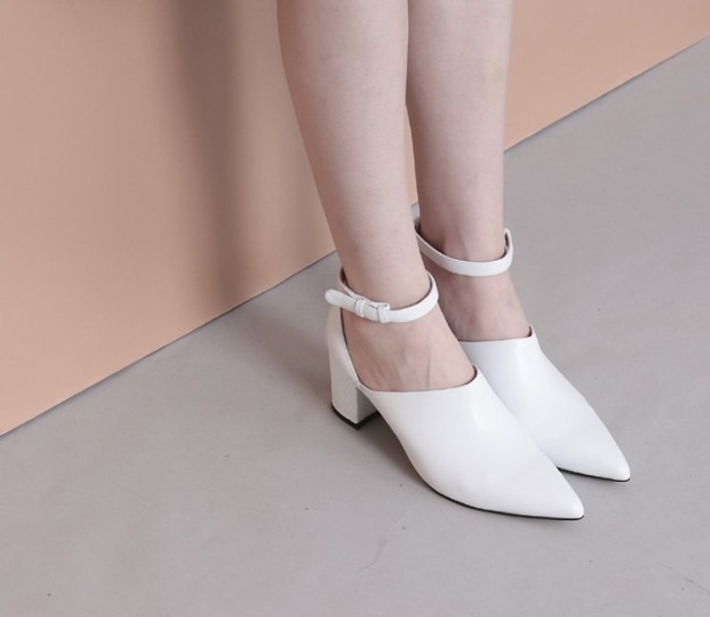 Wide side of the ankle very simple leather sharp heels white - รองเท้ารัดส้น - หนังแท้ ขาว